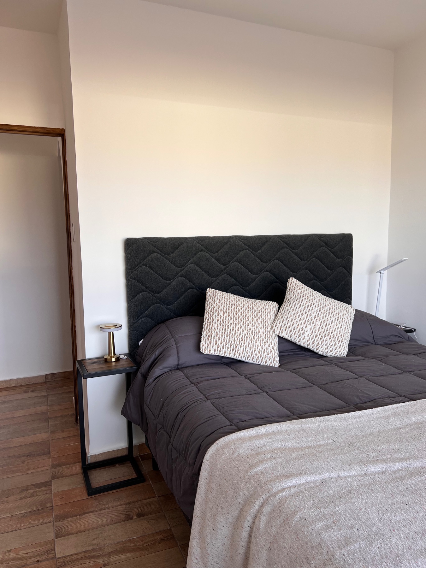Dormitorio con cama matrimonial