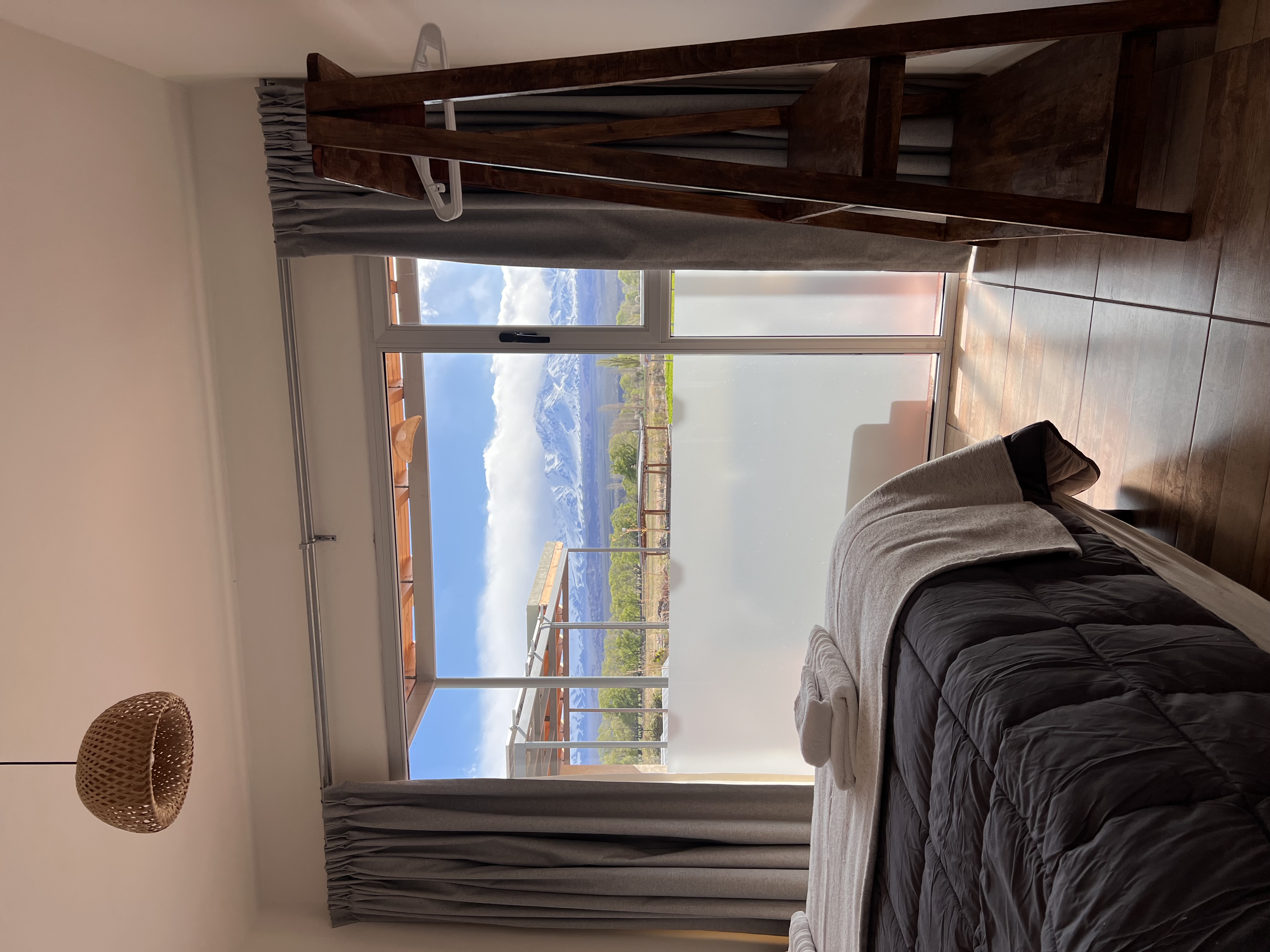 Dormitorio de Casa Jarilla con vista a la cordillera
